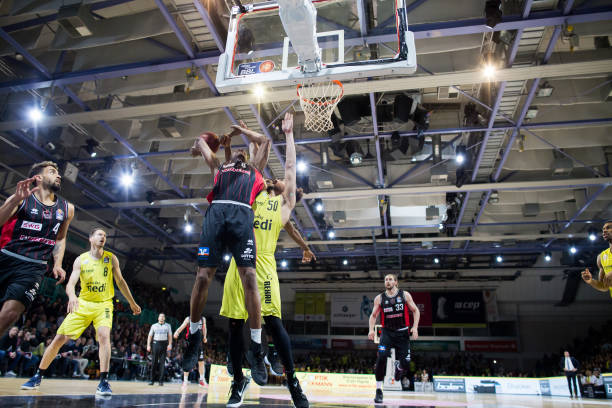 高远均是中 高远均是中